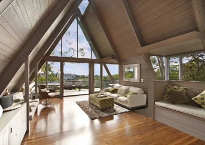 Salotto con pareti in legno e vista panoramica.