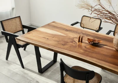 Tavolo per abitazione in legno biologico.